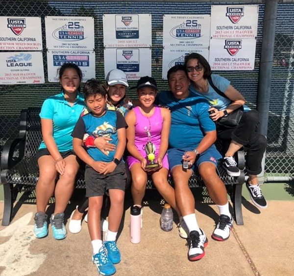 Sophia Huỳnh Trần Ngọc Nhi ăn mừng chức vô địch cùng người thân quần vợt, tennis, việt nam, tay vợt việt nam, kết quả tennis, kết quả quần vợt, Sophia Huỳnh Trần Ngọc Nhi, mỹ mở rộng