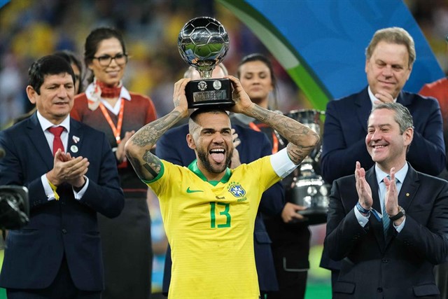 Dani Alves là cầu thủ sở hữu nhiều danh hiệu tập thể nhất thế giới tin chuyển nhượng, chuyển nhượng 2/8, chuyển nhượng hè 2019, chuyển nhượng mới nhất, dani alves, alves, psg, barca, juventus, brazil
