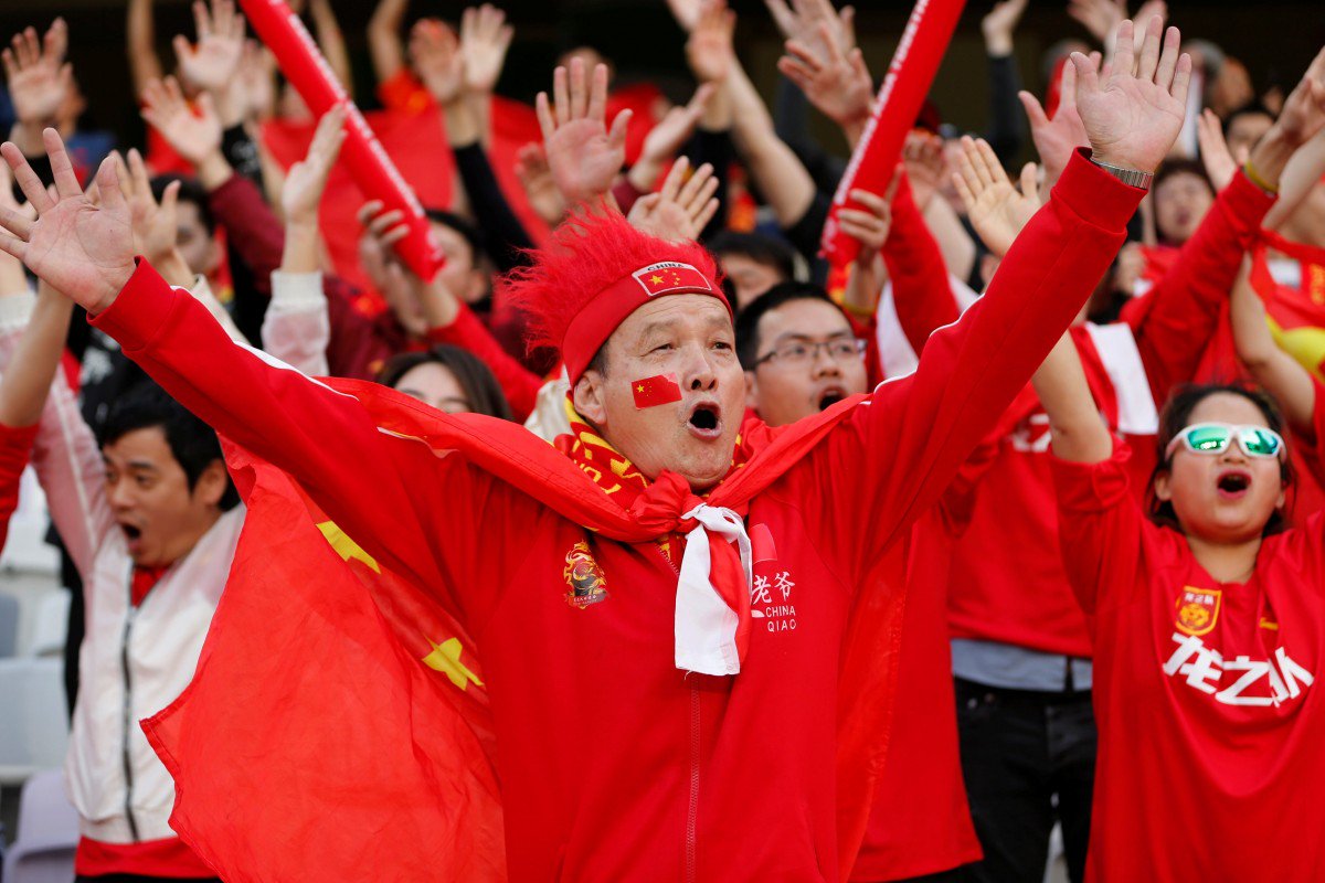 CĐV Trung Quốc phản đối chính sách nhập tịch (Nguồn: Scmp) vl wc 2022, vl world cup 2022, ĐT Trung Quốc, vòng loại world cup 2022, elkeson