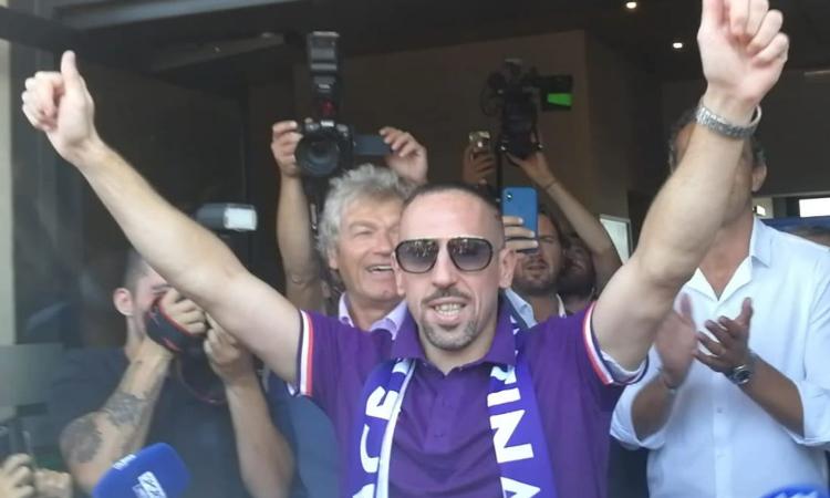 Ribery chính thức ra mắt CĐV Fiorentina (Nguồn: CalcioMercato) Tin chuyển nhượng, chuyển nhượng tối 21/8, chuyển nhượng 21/8, chuyển nhượng bóng đá, chuyển nhượng bóng đá hôm nay, chuyển nhượng mu, man utd, chuyển nhượng chelsea, chuyển nhượng Liverpool, chuyển nhượng PSG, chuyển nhượng real madrid