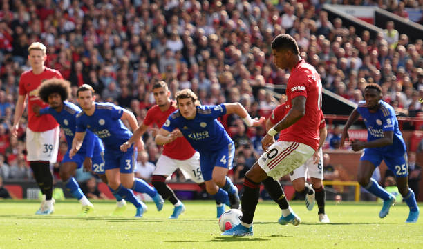 Rashford ghi bàn duy nhất trên chấm 11m giúp MU đánh bại Leicester. Ảnh: Getty Images Kết quả mu vs leicester, mu vs leicester, kết quả ngoại hạng anh, kết quả vòng 5 ngoại hạng anh, mu, leicetser