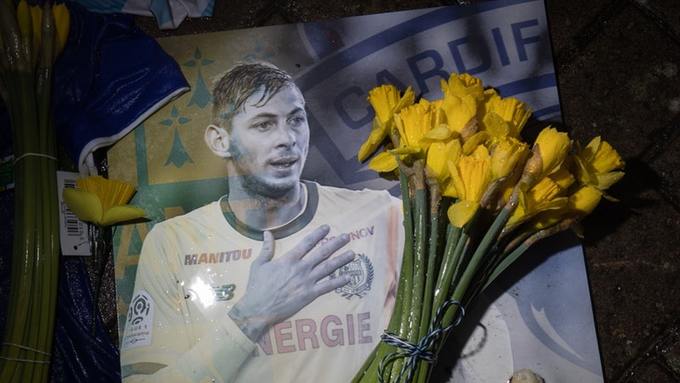 Bức ảnh tưởng nhớ Sala trước SVĐ của Cardiff. Ảnh: PA cardiff city, nantes, emiliano sala, sala, sala nantes, sala cardiff