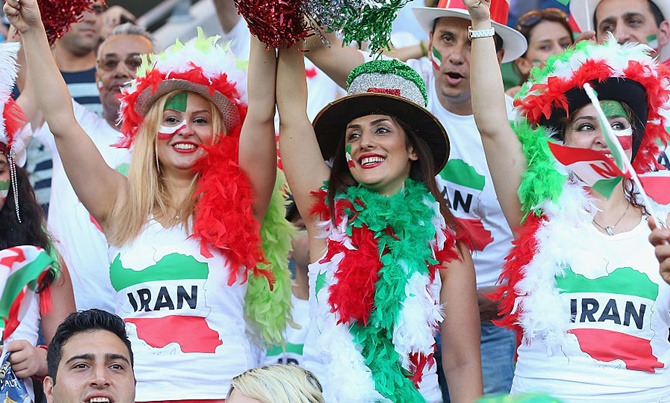 Phụ nữ Iran có thể thoải mái vào sân cổ vũ bóng đá. Ảnh: Rediff iran, vòng loại world cup 2022, vòng loại world cup, world cup 2022, world cup, vòng loại world cup khu vực châu á, vl wc 2022