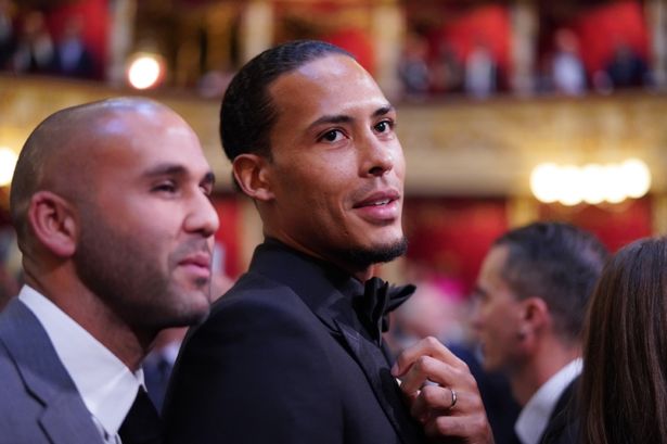Van Dijk trong buổi lễ trao giải Cầu thủ xuất sắc nhất năm của FIFA. Ảnh: Mirror van dijk, messi, fifa, fifa the best, cầu thủ xuất sắc nhất năm