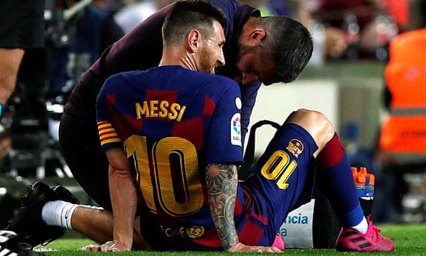 Messi dính chấn thương trong trận đá chính đầu tiên cho Barca mùa giải năm nay. Ảnh: Reuters messi, messi chấn thương, barca, barcelona, barca vs villarreal, la liga, fifa, fifa the best