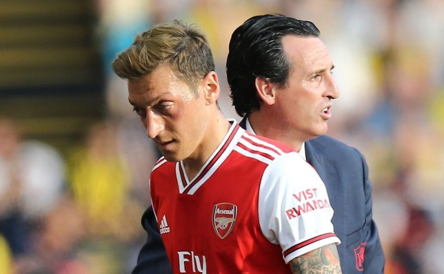 Ozil đang bị HLV Emery 'ghẻ lạnh'. Ảnh: Metro Arsenal 4-0 Standard Liege, Arsenal, Ozil, Unai emery, Arsenal vs Standard Liege, cúp c2, Europa league
