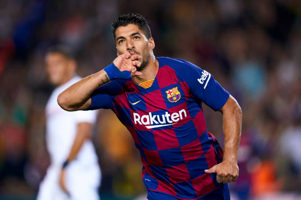 Suarez mở tỷ số bằng pha 'xe đạp chổng ngược' đẹp mắt. Ảnh: Getty Images Kết quả Barca vs Sevilla, Barca vs Sevilla, Kết quả La Liga