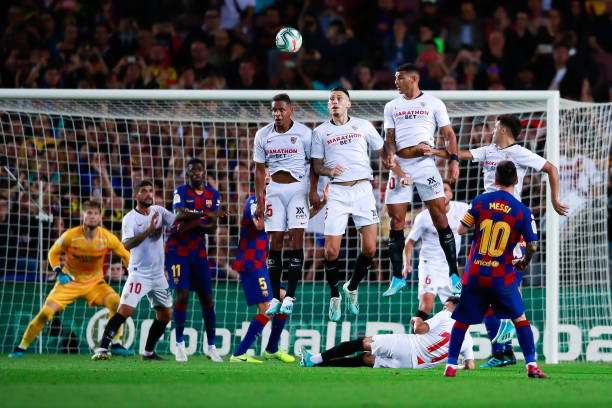 Messi cũng không kém với siêu phẩm đá phạt sở trường. Ảnh: Getty Images Kết quả Barca vs Sevilla, Barca vs Sevilla, Kết quả La Liga