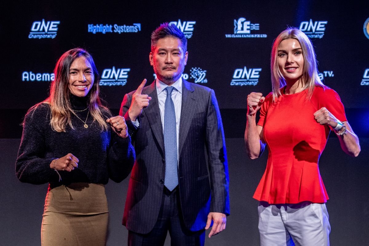 Ekaterina Vandaryeva (áo đỏ) tham dự ONE Championship: CENTURY. Ảnh: ONE Ekaterina Vandaryeva, võ sĩ mma, võ sĩ muay thái, nữ võ sĩ mma, Nhật Bản, ONE Championship: Century