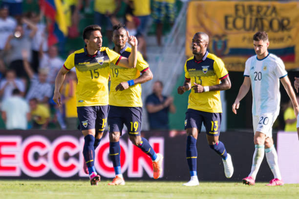 Mena lập siêu phẩm đẹp mắt trên chấm đá phạt. Ảnh: Getty Images Kết quả Argentina vs Ecuador, Argentina vs Ecuador, kết quả bóng đá, kết quả giao hữu bóng đá, kết quả giao hữu quốc tế