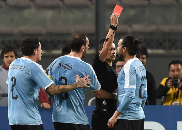 Martin Caceres 'đi tắm sớm' ngay ở phút 26. Ảnh: Getty Images Kết quả Peru vs Uruguay, Peru vs Uruguay