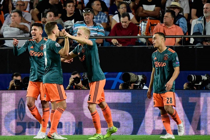 Sự cố của các CĐV đã làm hỏng chiến thắng 3-0 của Ajax trước Valencia. Ảnh: AFP ajax, cđv ajax, chelsea, uefa, cúp c1, champions league