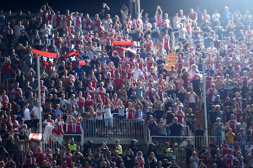 CĐV Ajax sẽ không được phép vào sân Stamford Bridge vào ngày 5/11. Ảnh: AFP ajax, cđv ajax, chelsea, uefa, cúp c1, champions league