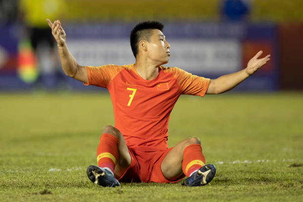 Hình ảnh bất lực của Wu Lei trước hàng thủ Philippines. Ảnh: Getty Images Trung Quốc, Việt Nam, Thái Lan, kết quả vòng loại world cup 2022, vòng loại world cup 2022