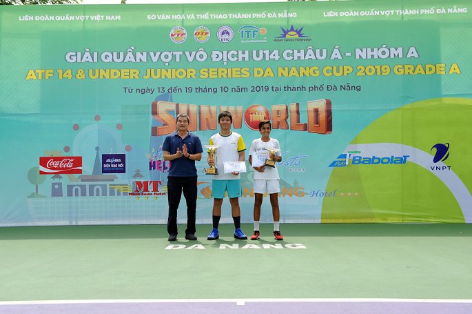 Nguyễn Quang Vinh (đứng giữa) nâng cao chức vô địch đơn nam U14 châu Á. Ảnh: HTF Nguyễn Quang Vinh, kết quả tennis, tay vợt việt nam, việt nam, kết quả quần vợt, U14 châu Á