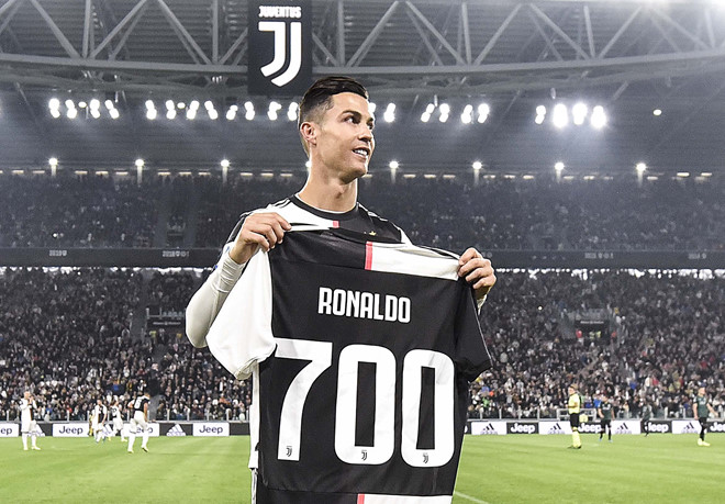 Ronaldo được Juventus vinh danh sau bàn thắng thứ 700. Ảnh: Getty Images ronaldo, ronaldo juventus, ronaldo juve, juventus, quả bóng vàng, quả bóng vàng 2019, cúp c1, champions league
