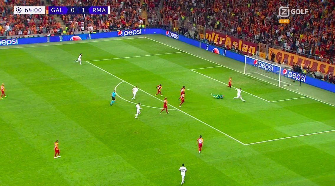 Tình huống bỏ lỡ cơ hội khó tin của Hazard. Ảnh: Twitter hazard, zidane, zidane hazard, kết quả c1, kết quả Galatasaray vs Real Madrid, hazard real madrid