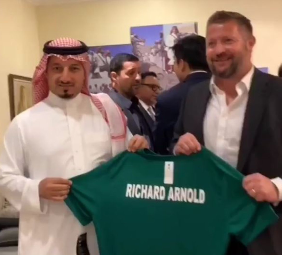 Lãnh đạo MU, Richard Arnold bị bắt gặp tại Saudi Arabia. Ảnh: Twitter manchester united, ngoại hạng anh, mu bị bán, hoàng tử ả rập mua mu, nhà glazer, nhà glazer bán mu