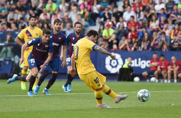 Messi mở tỷ số cho Barca trên chấm 11m. Ảnh: Getty Images Kết quả Levante vs Barca, Levante vs Barca, kết quả La Liga