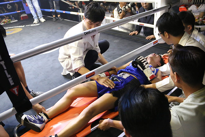 Võ sĩ Thái Lan phải nhập viện cấp cứu. Ảnh: Khám phá boxing, nguyễn trần thu nhi, việt nam, thái lan, võ sĩ nhập viện