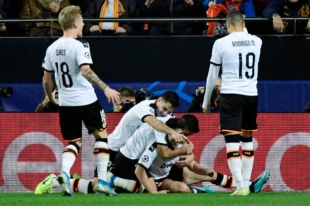 Bàn thắng may mắn của Daniel Wass giúp Valencia giữ lại 1 điểm. Ảnh: Getty Images Kết quả Valencia vs Chelsea, Valencia vs Chelsea, Kết quả C1, Kết quả Cúp C1