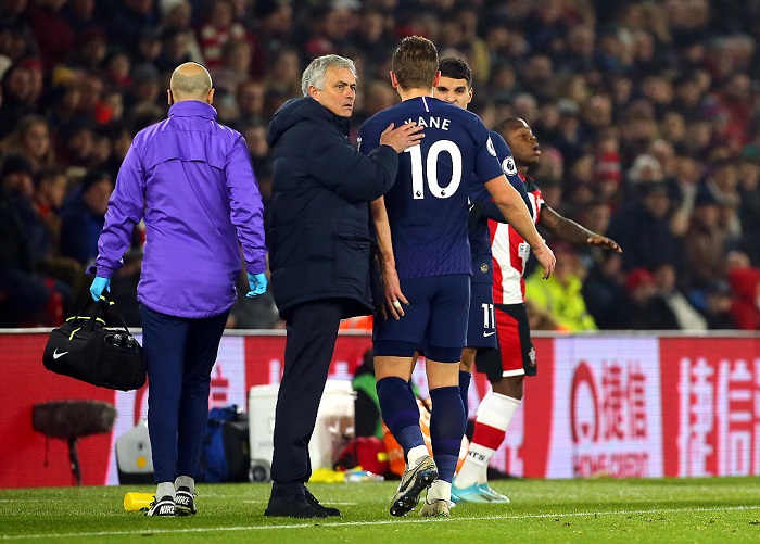 Kane chấn thương trong trận đấu với Southampton. Ảnh: Getty Kane, Tottenham, ĐT Anh, Euro 2020, Kane chấn thương, Kane Tottenham, Mourinho, Mourinho Kane