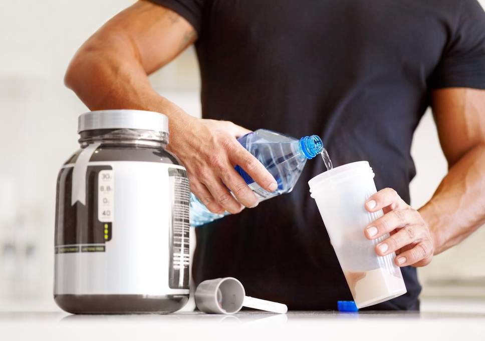Nên sử dụng whey protein vào bữa phụ xen kẽ giữa các bữa ăn chính.