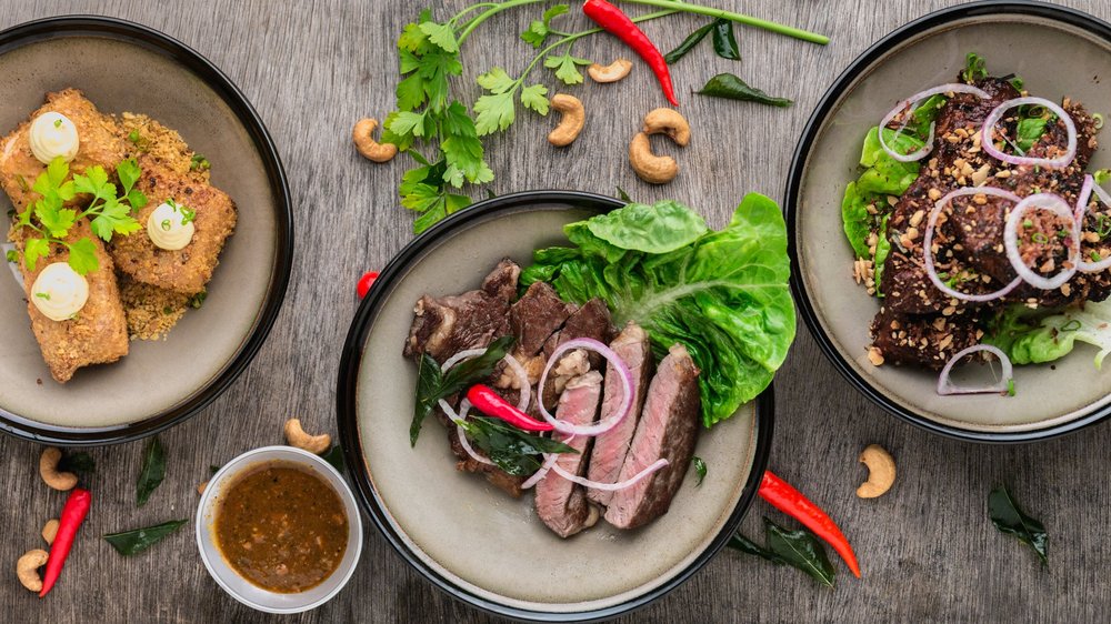 Bù lại protein sẽ giúp bạn các cầu thủ đáp ứng được các yêu cầu khắt khe của việc luyện tập