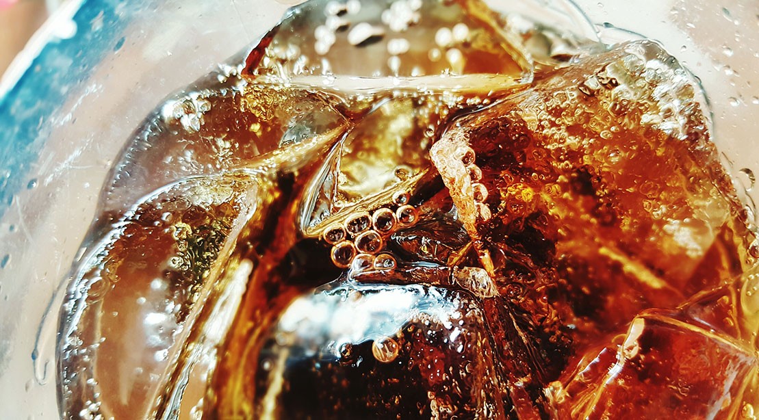 Bạn nên loại bỏ nước ngọt có ga ra khỏi thực đơn.