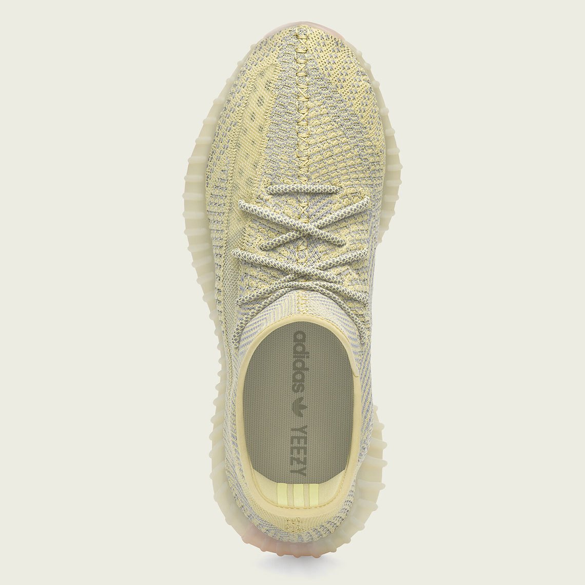 Thân giày với công nghệ Primeknit siêu thoáng và nhẹ.