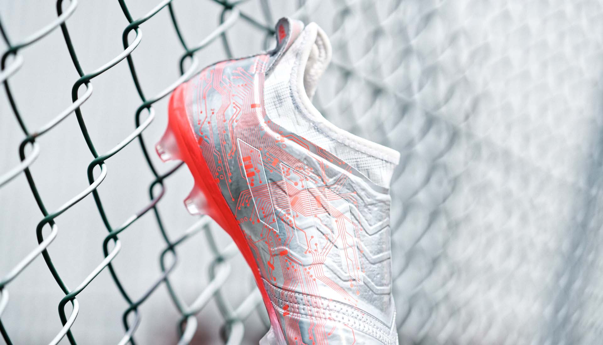 Adidas Glitch 19 có vẻ ngoài gợi cảm hứng từ bo mạch điện tử