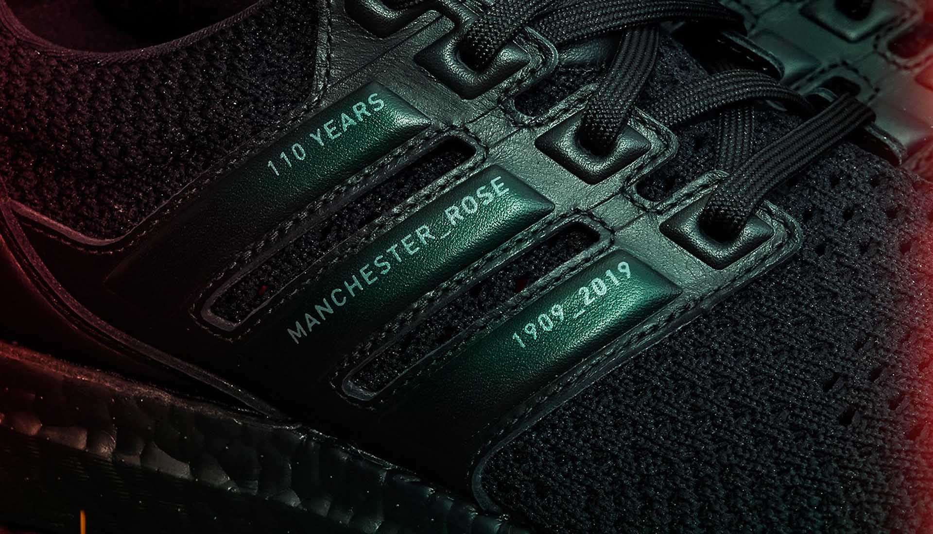 Mốc thời gian kỷ niệm được thể hiện trên 3 sọc truyền thống của Adidas