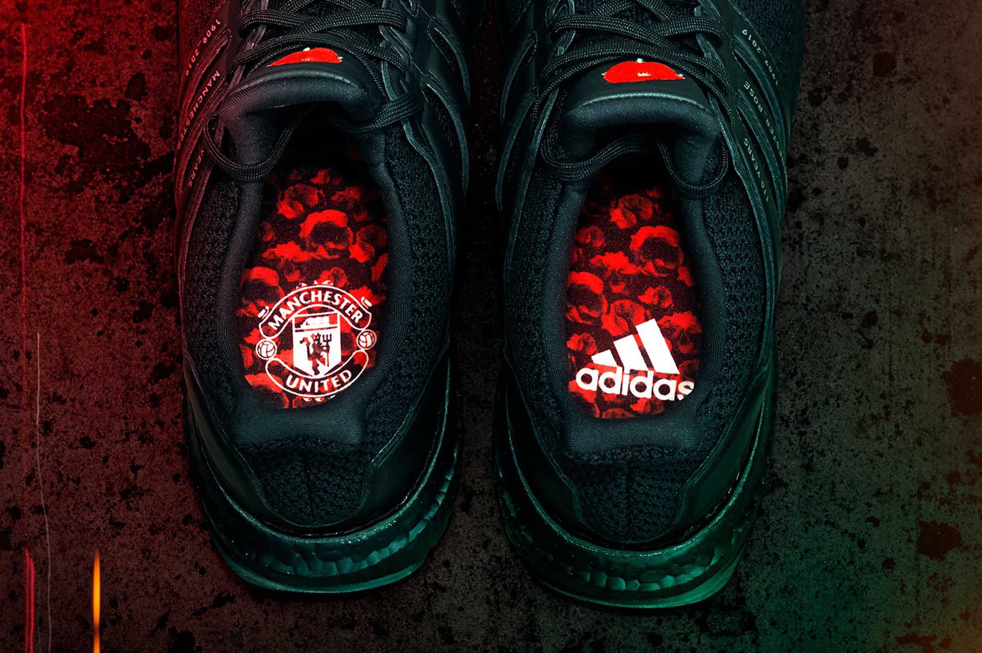 Lót giày với logo của Manchester United