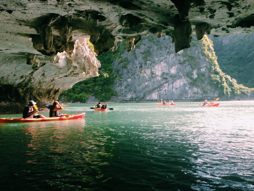 Chèo thuyền trên Vịnh Lan Hạ - Hải Phòng (ảnh: sotaydulichcatba)