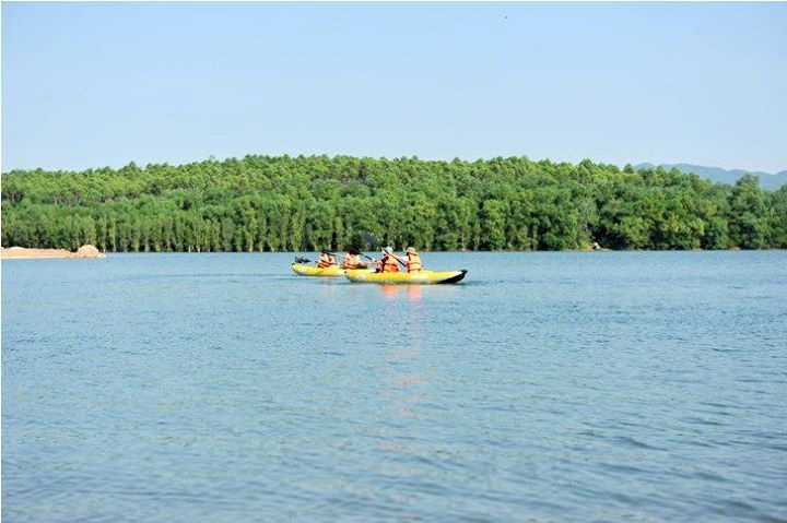 Chèo thuyền Kayak ở Hồ Đại Lải - Vĩnh Phúc (ảnh: hellophuongthuy)