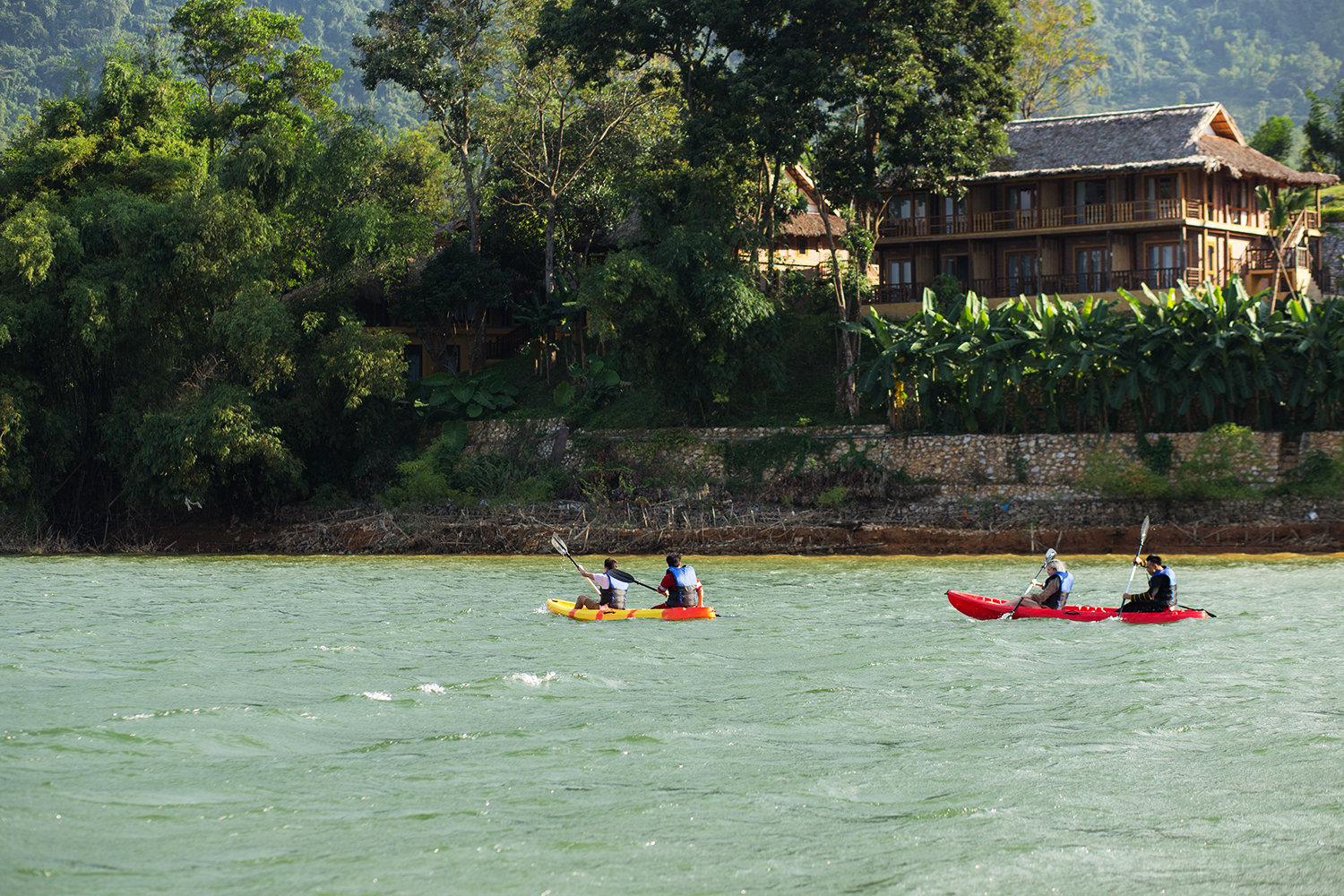 Chèo Kayak trên Lòng Hồ Thủy Điện Hòa Bình (ảnh: Maichauhideaway)
