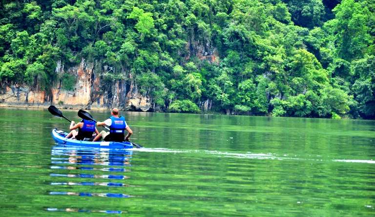Chèo Kayak trên hồ Ba Bể (Ảnh: babenationalpark)