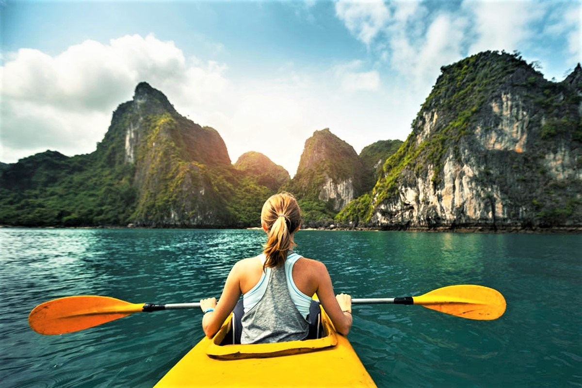 Chèo Kayak trên Vịnh Hạ Long (ảnh: Ancoracruises)