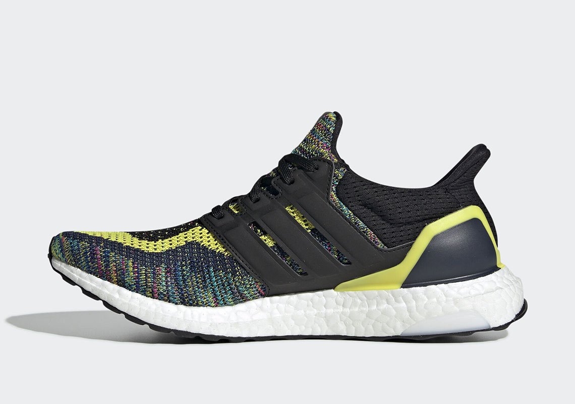 Thân giày dệt từ vải Primeknit nguyên khối.