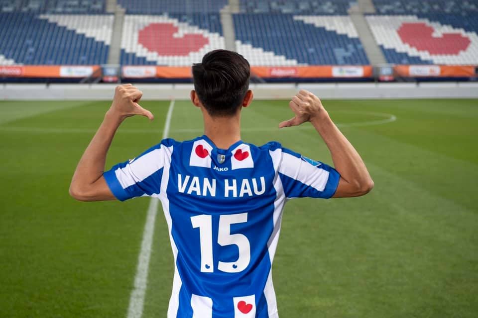Chiếc áo số 15 của Văn Hậu tại câu lạc bộ SC Heerenveen đã có sẵn trên cửa hàng đồ lưu niệm của CLB.