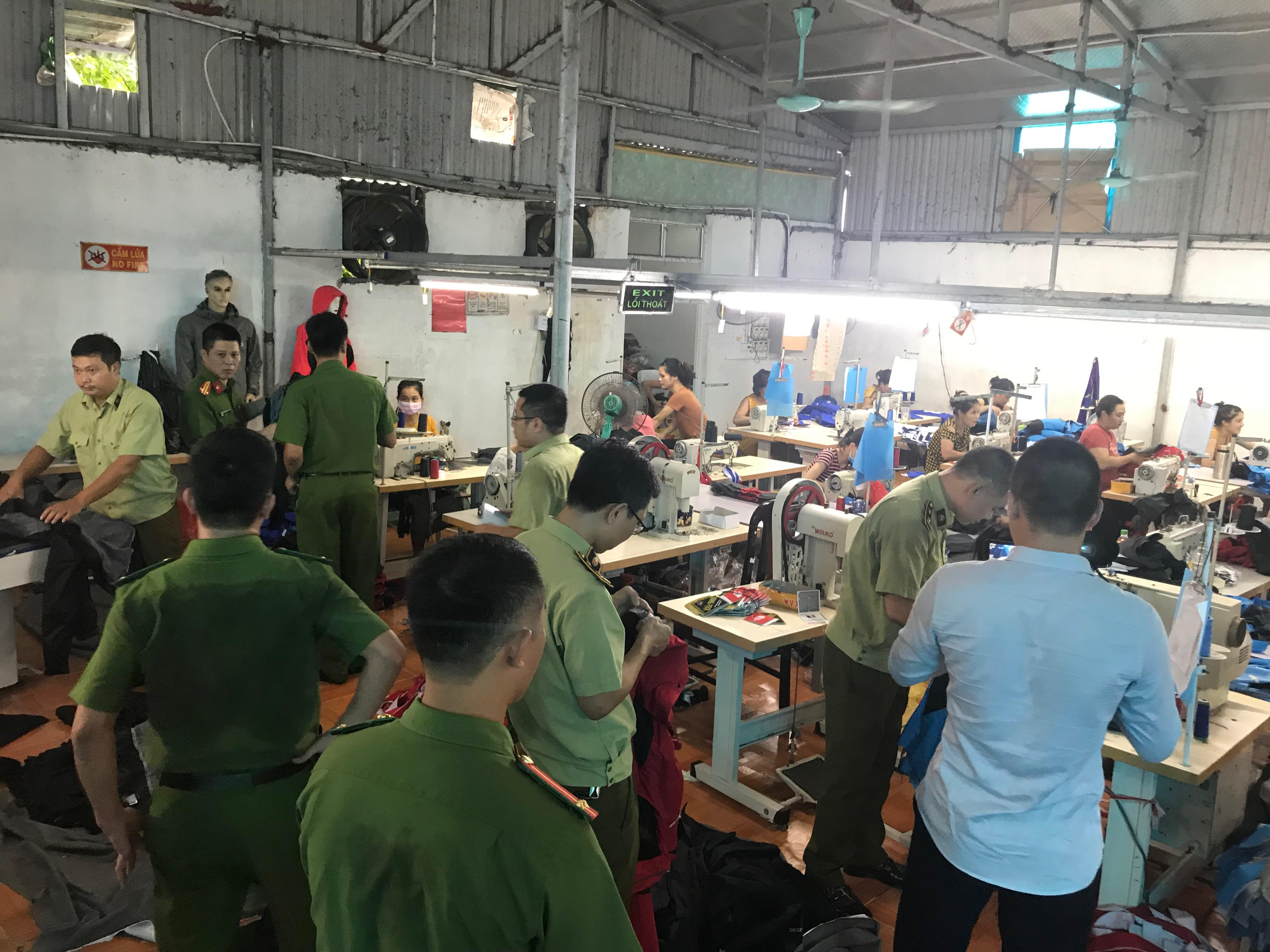 Đoàn kiểm tra liên ngành phát hiện cơ sở làm hàng giả nhãn hiệu The North Face tại Hưng Yên (ảnh: dms.gov.vn - Tổng Cục Quản Lý Thị Trường)