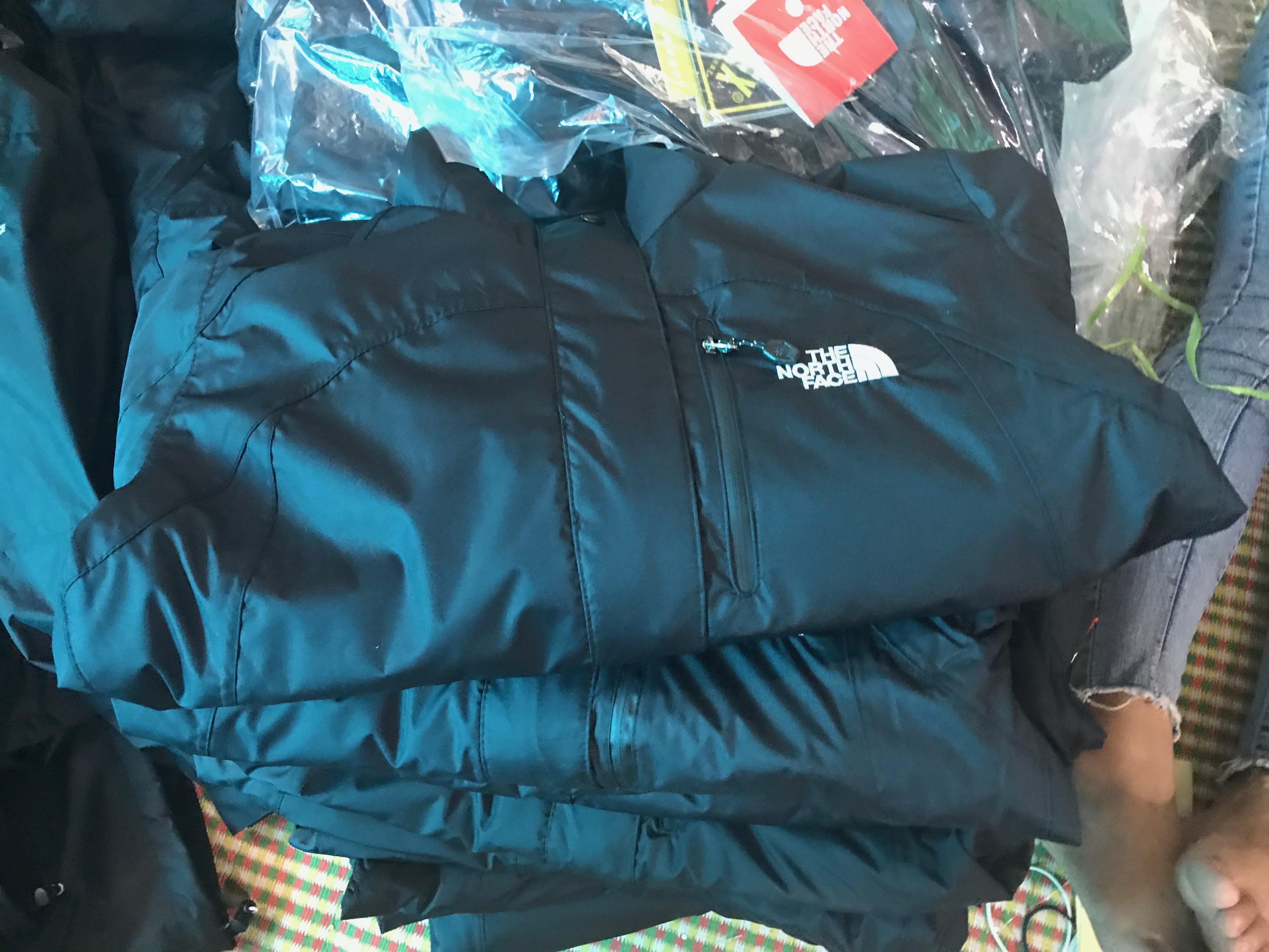 Chiếc thành phẩm nghi là giả nhãn hiệu the North Face (ảnh: dms.gov.vn - Tổng Cục Quản Lý Thị Trường)