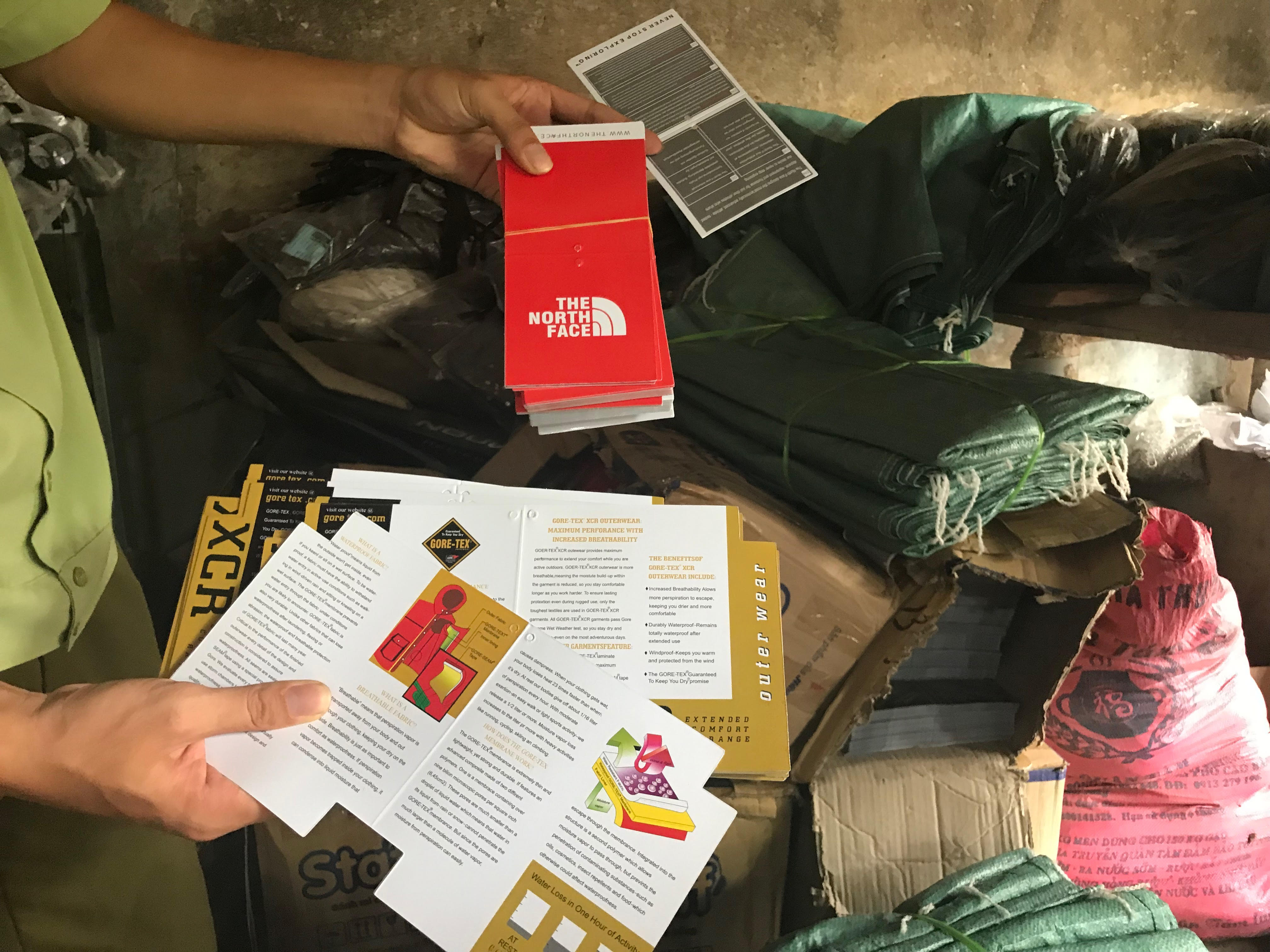 Tem và nhãn nghi là giả nhãn hiệu The North Face (ảnh: dms.gov.vn - Tổng Cục Quản Lý Thị Trường)