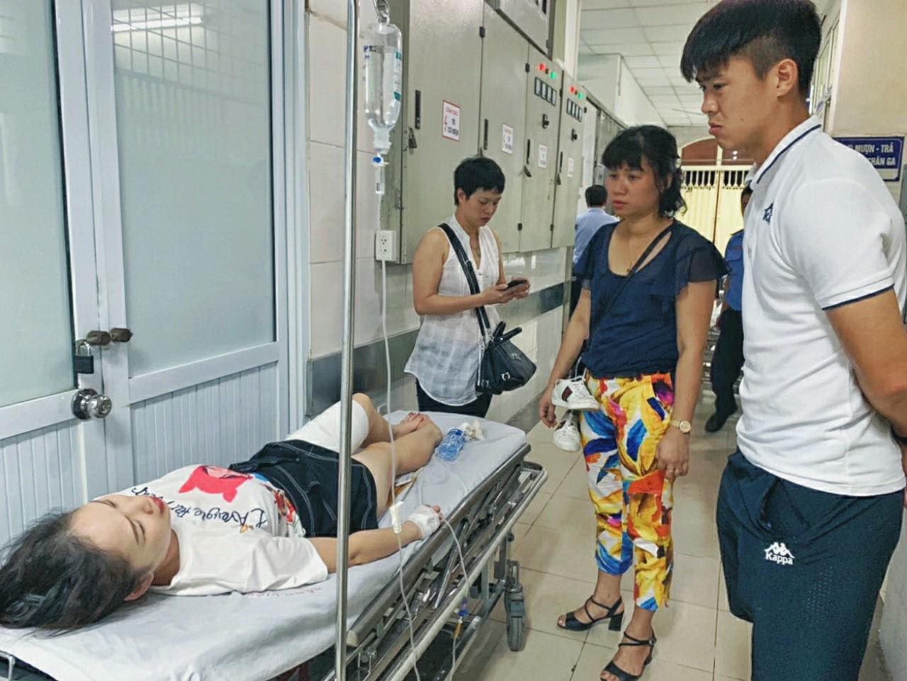 Duy Mạnh đến bệnh viện hỏi thăm chị Huyền Anh bị thương do trúng pháo sáng (Ảnh: CLB Hà Nội)