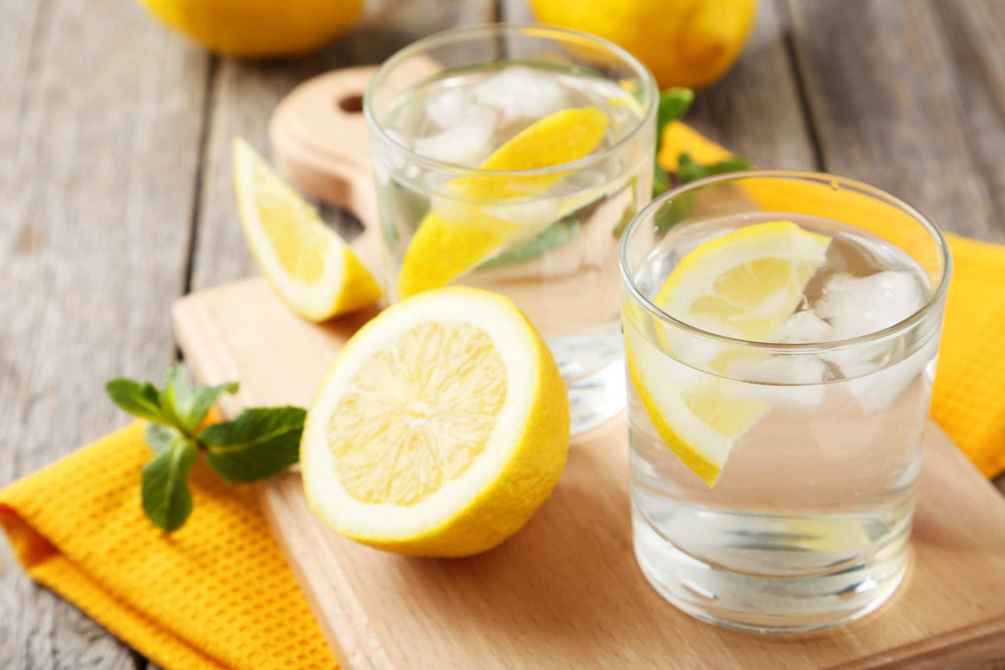 Vitamin C có trong giấm táo và nước chanh được cho là có thể giúp giảm cân.