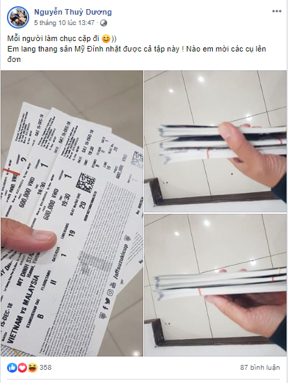 Bạn gái Huy Hùng khoe có trong tay cả tập vé xem trận Việt Nam - Malaysia ngày 10/10 tới. (ảnh: Nguyễn Thùy Dương).
