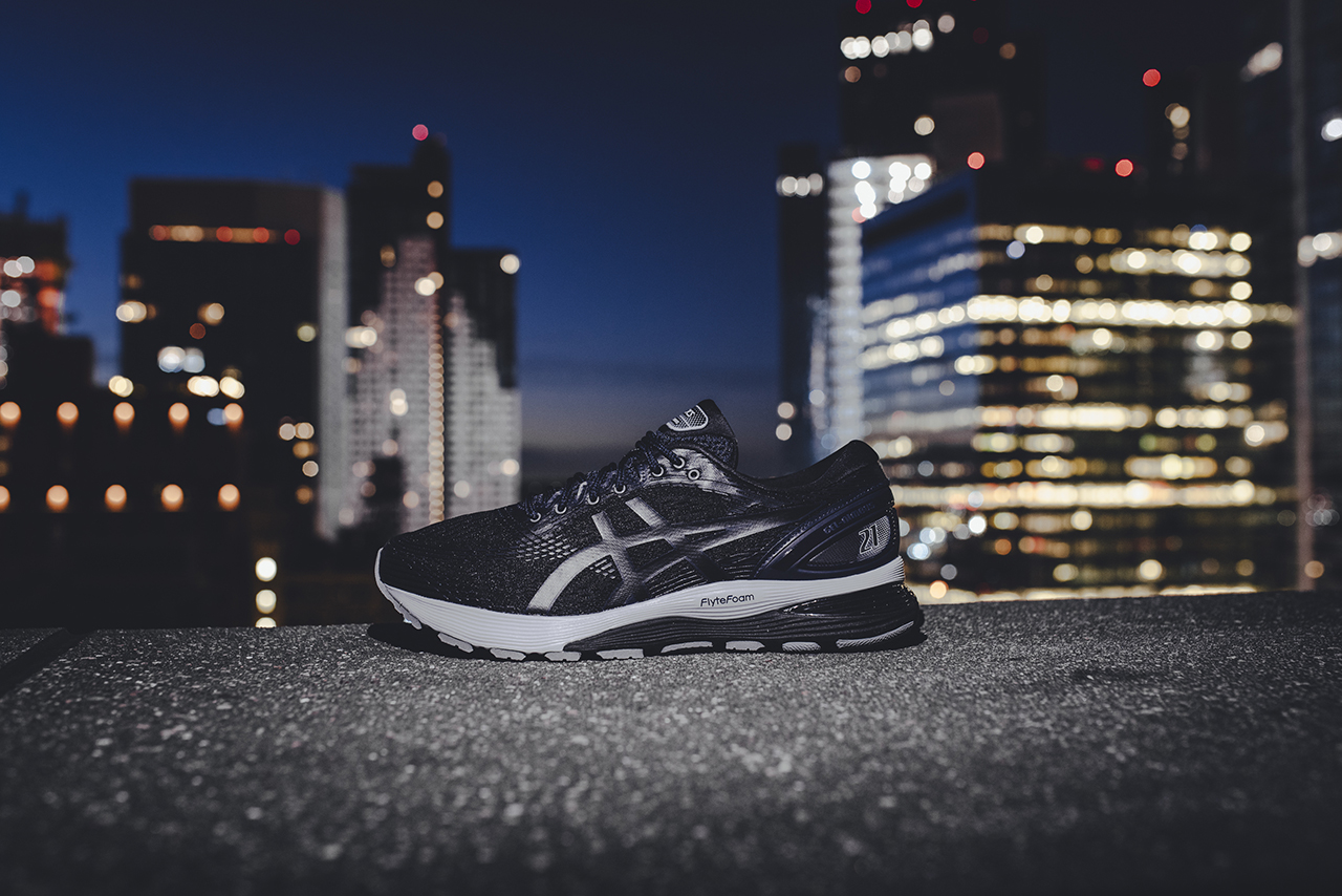 Asics GEL NIMBUS 21 một trong những đôi giày chạy bộ hàng đầu của Asics.