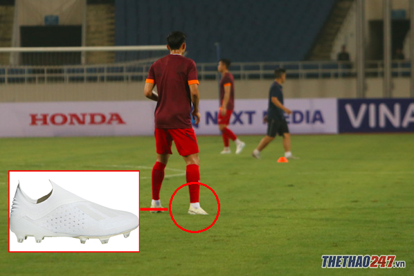 Văn Hậu sử dụng một đôi Adidas X18+ Off White. (ảnh: Lê Thành)