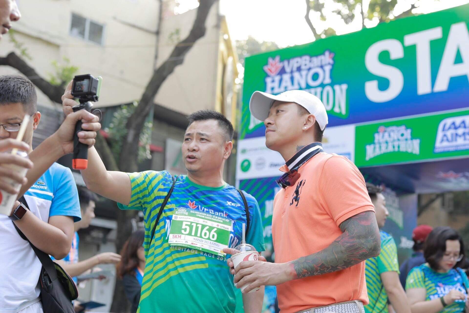 NSND Tự Long và Ca sĩ Tuấn Hưng tranh thủ chụp ảnh trước khi bắt đầu thử thách chạy 5 km (Ảnh: FBNV)