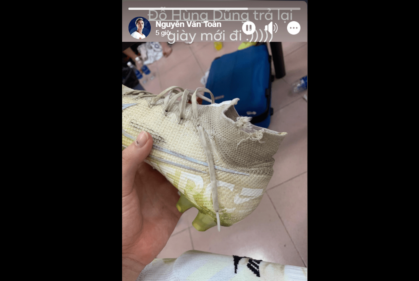 Đôi Nike Mercurial Superfly 7 Elite FG của Văn Toàn bị rách ở cổ giày và trông khá cũ do sử dụng nhiều (ảnh: chụp màn hình)